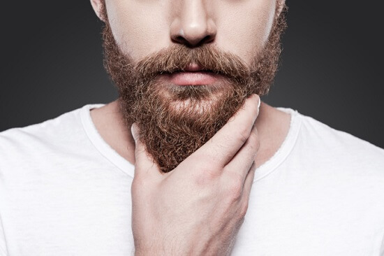 Un homme caresse sa barbe